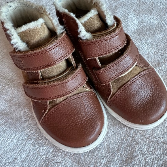 UGG • high top leather sneakers • 6 - Picture 3 of 7